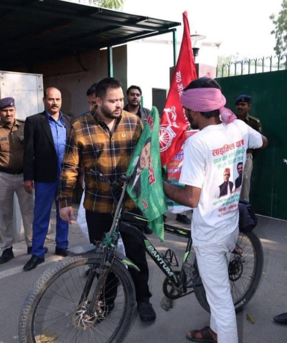 सबके चहेता, लालू जी के बेटा..!!💚🌸🔥

#TejashwiYadav