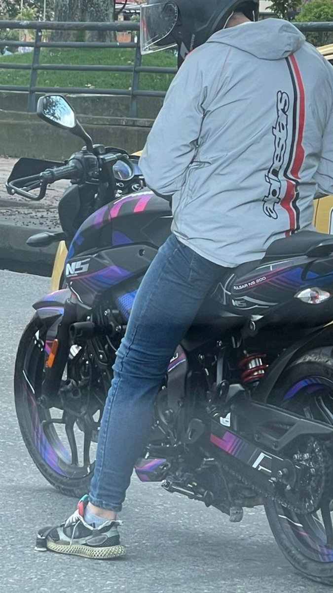 ColombiaOscura's tweet image. #OBSERVE. Así se ve el dispositivo para pinchar llantas, que usan en el zapato, los delincuentes en motocicleta que trabajarían en conjunto con montallantas cercanos a la Av. Calle 80 con Av. 68 de Bogotá. Ya hay varios videos que evidencian el modus operandi de estos sujetos 😡