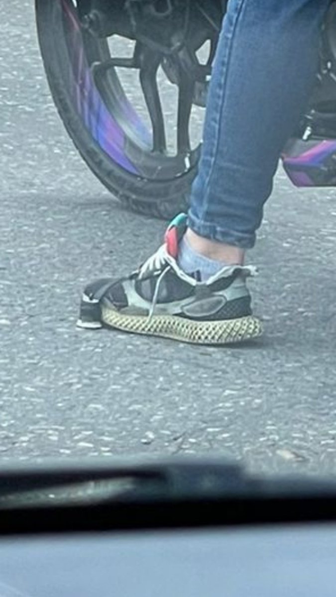 ColombiaOscura's tweet image. #OBSERVE. Así se ve el dispositivo para pinchar llantas, que usan en el zapato, los delincuentes en motocicleta que trabajarían en conjunto con montallantas cercanos a la Av. Calle 80 con Av. 68 de Bogotá. Ya hay varios videos que evidencian el modus operandi de estos sujetos 😡