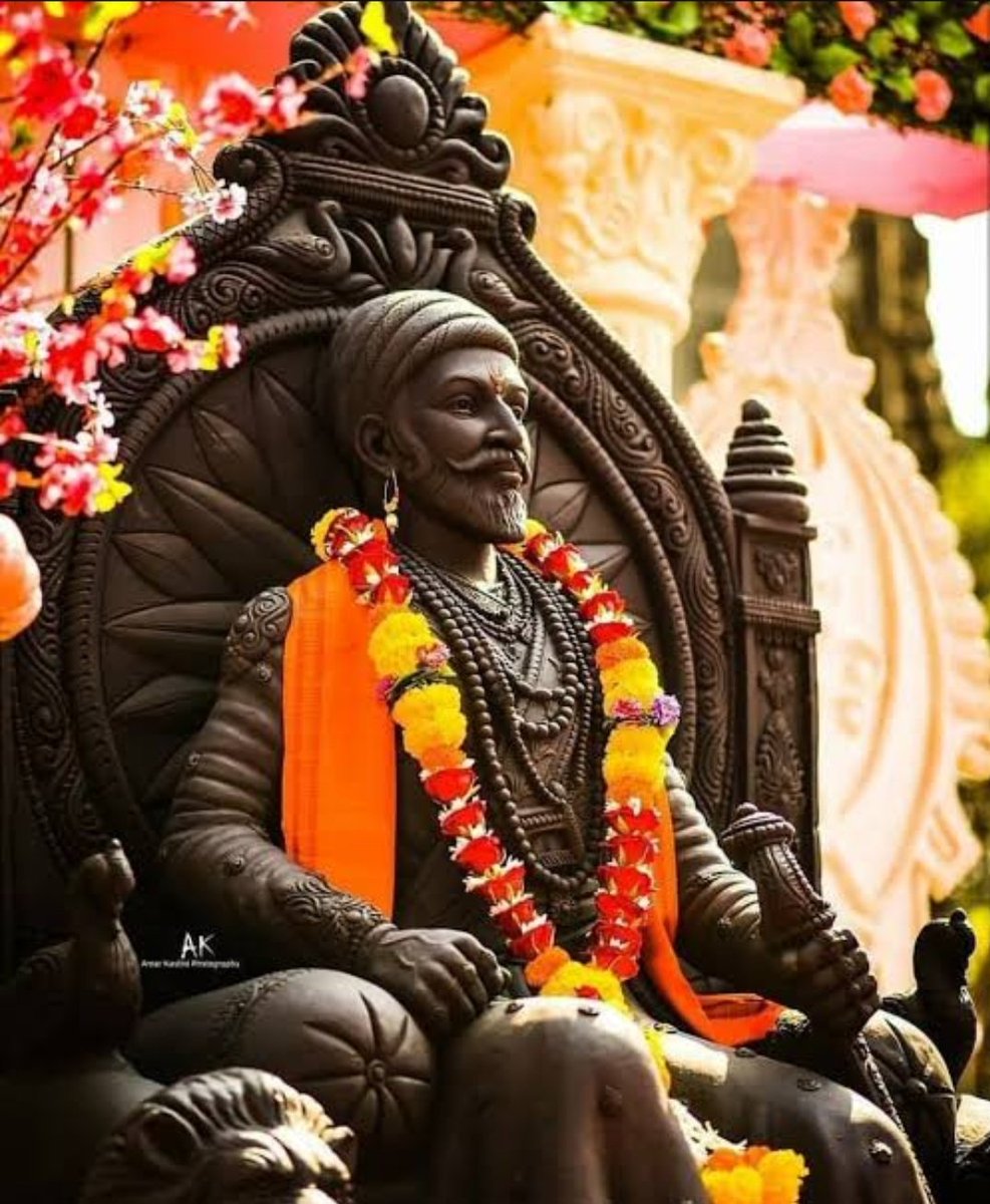 इथल्या ब्राम्हणी व्यवस्थेच्या छाताडावर
मनुस्मृती लाथाडून अठरा पगड जातीला सोबत घेऊन समतेचं, जनतेचं स्वराज्य निर्माण करणारे ...!
बहुजन प्रतिपालक छत्रपती शिवाजी महाराज 
#शिवजयंती#शिवजयंती