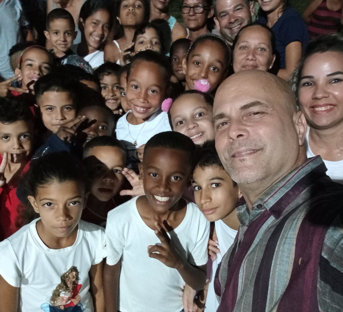 iQue nadie les robe la paz! #Cuba #CDRCuba #UnidosXCuba  #SomosDelBarrio