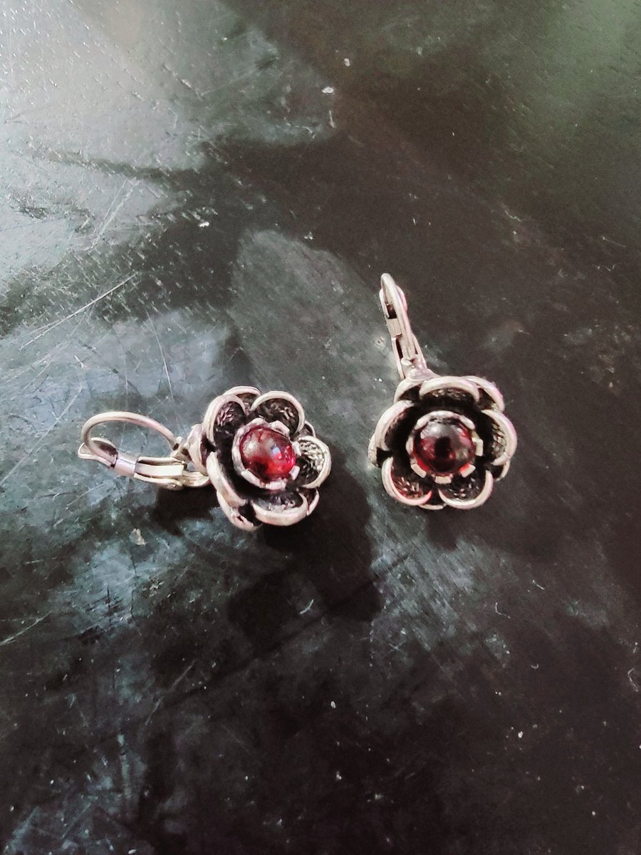 My second piece after getting into it again! Sterling silver with a garnet center stone. Excited to see what she thinks of it when it gets there 🥺❤️ 
If anyone wants something, lemme know! I can do it cheaper than big box and you can help a cool strimmer
#jewelry #Commision
