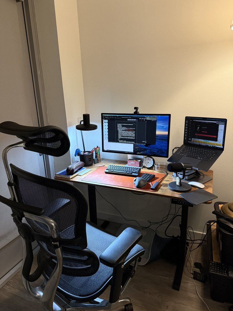 hitomo33472591's tweet image. ディスプレイをアップデート✨
（配線は適当）
#apple
#studiodisplay