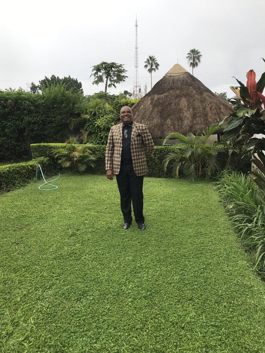 « Mon fils, avant de pointer ton doigt accusateur sur autrui, commence par interroger ta conscience sur ta part de responsabilité dans toute mauvaise situation qui t’arrive.
Tout le monde ne peut-être mauvais à ton égard. Sois correct avec toi-même. »
Paroles de mon père.