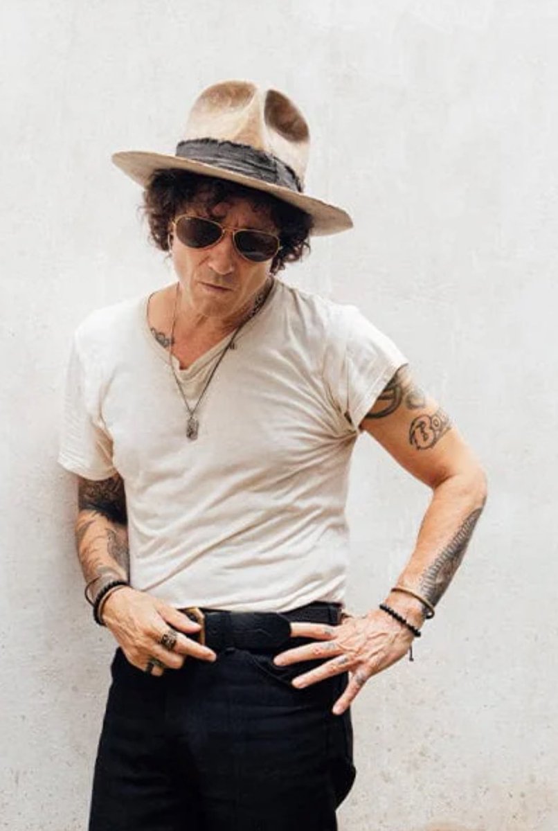 bunburyoficial's tweet photo. "Para llegar hasta aquí", de Bunbury

«Veinte años después, aquel tipo se ha nutrido lo suficiente como para expresarse en el lenguaje hispanoamericano con naturalidad y destreza»

Sembrar es la única forma de recoger.
Bien lo sabe el vinatero Bunbury, que nunca ha intentado reproducir la misma cosecha, ni estirar los frutos ad aeternum. Son ya un puñado de décadas habitando entre estudios y escenarios, tratando de cazar la canción más escurridiza, buscando la excelencia sorbo a sorbo. Una fórmula que practica en "Para llegar hasta aquí", el primer trago de su futuro disco, Cuentas pendientes. Una canción que no solo nos deja con ganas de mirar la etiqueta, sino de servirnos ya, lo antes posible, una buena copa de su cosecha de 2025.

https://t.co/G4UUzdDoPN