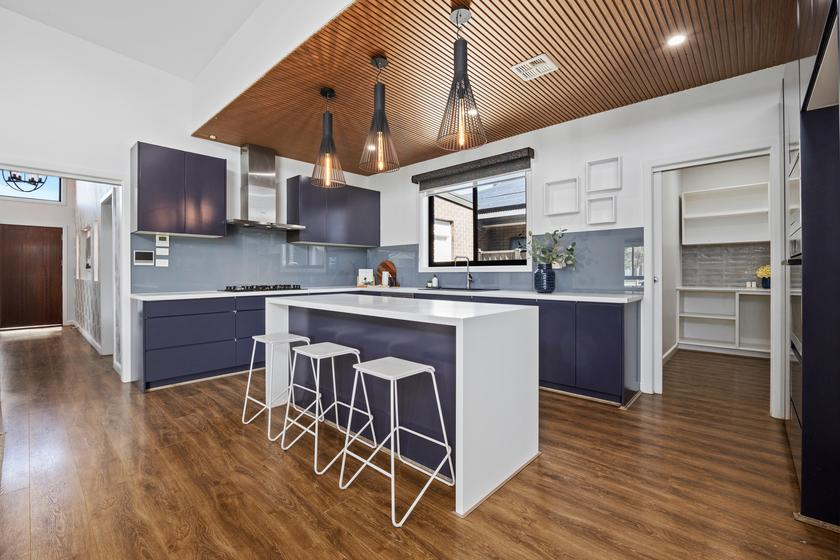 15zanaz's tweet photo. Kitchen in a 4 bedroom $1.2+ million house.
What do you thinks?
I love the wood panelled ceiling.
#interiordesign
#Interiors
#kitchens
#kitchendesigns https://t.co/ZNdTUribbP