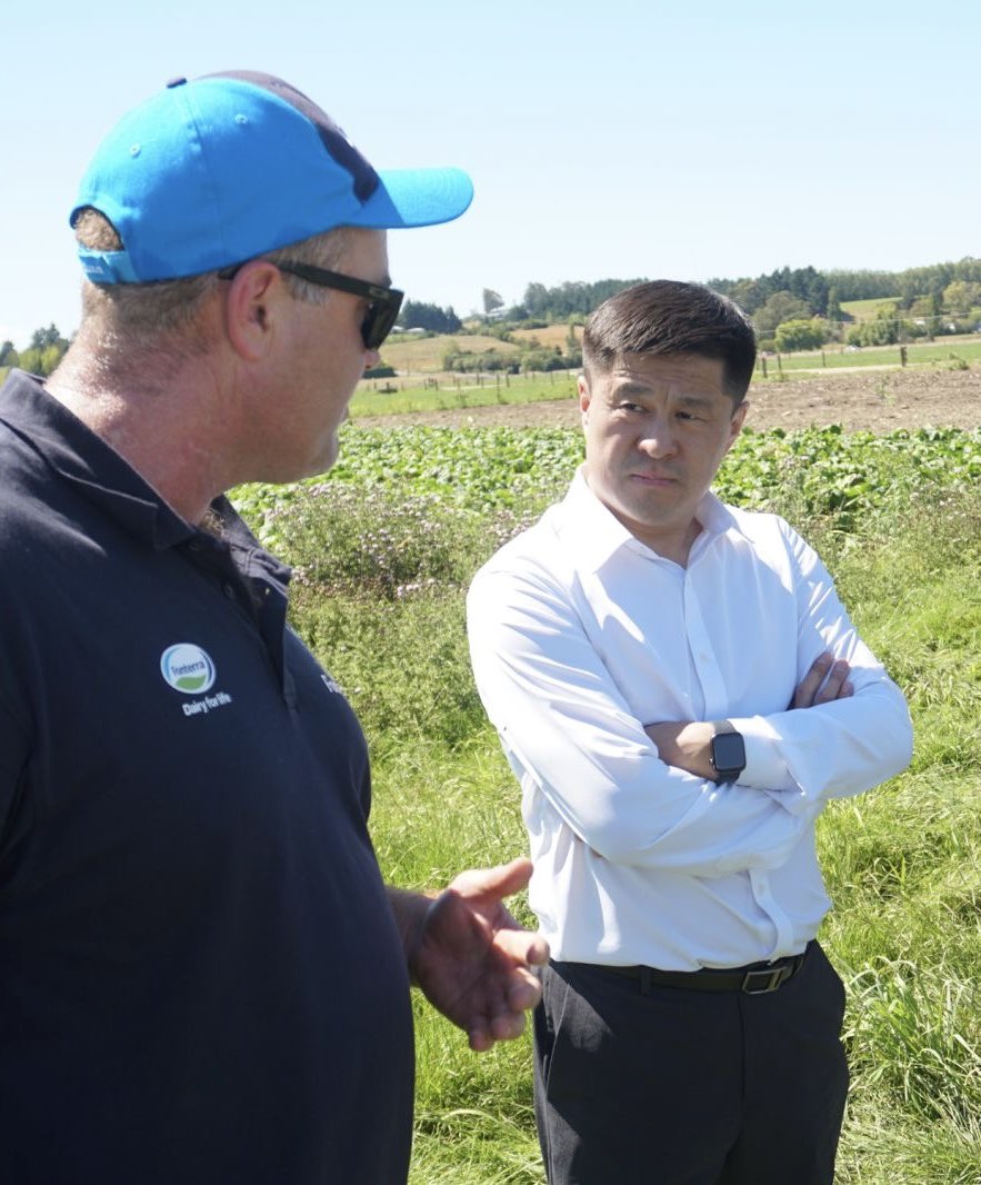 Дэлхийн бараг бүх улсад хөдөөгийнхөн гэхээр хөгжлийн түвшин, амжиргааны түвшин том хотоос доогуур байдаг гэх хандлага бий. Шинэ Зеландад бол эсрэгээрээ хөдөөгийн малчин буюу фермер бол баян чинээлэг хүн. Тус улсын нэг хүнд ногдох үндэсний нийт орлого дундажаар 49,000$ байдаг бол