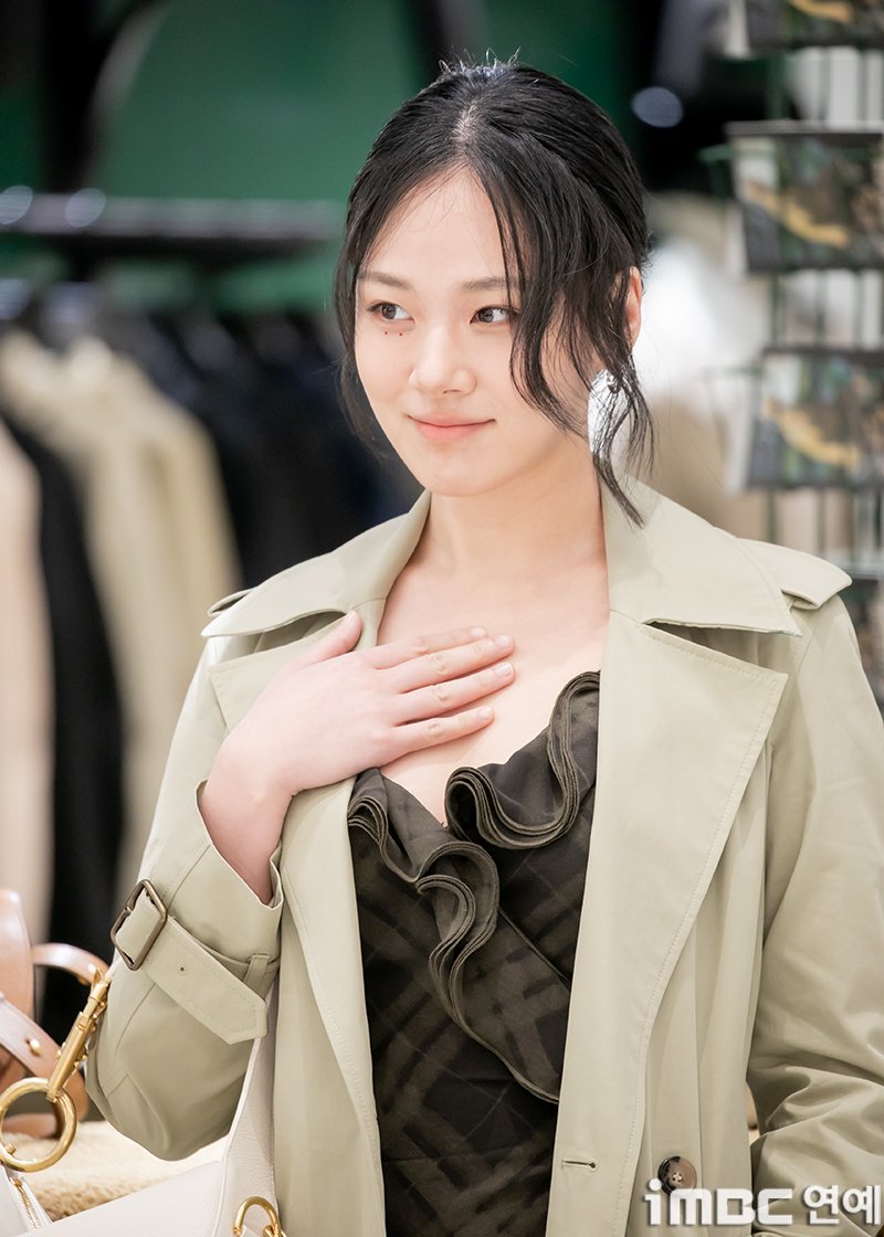 imbcenews's tweet photo. [포토] 비비, 수수한 섹시 김형서 
#비비 #BIBI #버버리 #BURBERY 
#포토콜_250219 [iMBC연예] 

비비가 수수한 섹시 란제리 드레스를 뽐냈다.

이날 비비는 이른 아침 수수한 헤어스타일과 함께 가슴이 깊게 파인 블랙 드레스를 매치. 

여기에 버버리 코트와 화이트 백을 매치했다. 블랙 란제리 형태의 드레스에 맞춤한 샌들 슈즈가 눈길을 사로잡았다. 

비비는 특유 섹시한 몽환 매력을 뽐내며 비비 임을 알리는 두 눈의 점을 강조했다.

⬇️고화질 Click Plz⬇️+ 더 많은 사진은 ↓
https://t.co/eoidHWoCuf