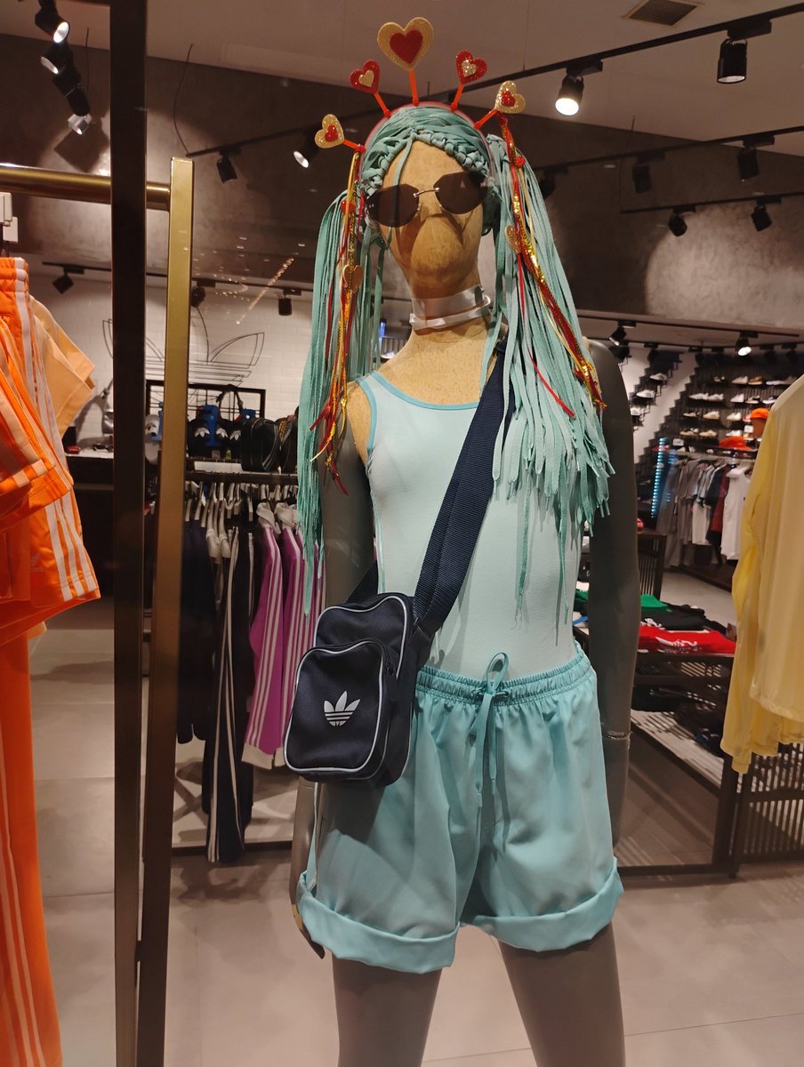 semlecomcre's tweet photo. Miku está em todo lugar https://t.co/R3TTBPC9wu