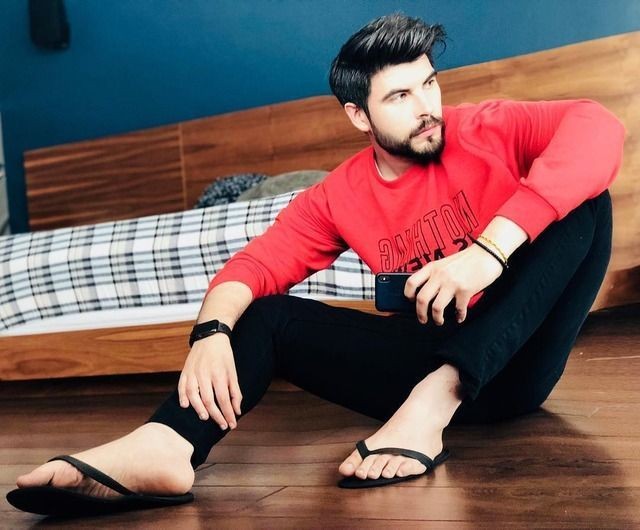 This man is very famous for his foot fetish, but nobody knows his name... I would love to make edits of him with kaa... Does anyone know his name?