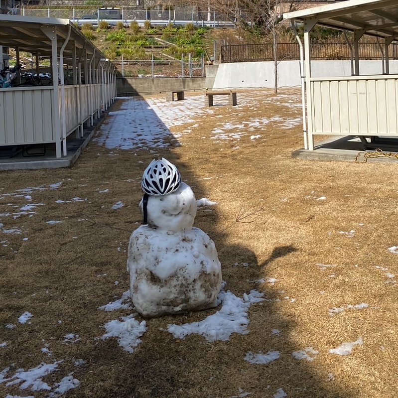 nu_sghss's tweet photo. 今月はホルテンシアに雪が降りました❄️

中庭にはかわいいsnowmanが！！

寮生たちは長崎では珍しい雪景色を楽しんだようです⛄️（学生E） https://t.co/agR5l4phvb