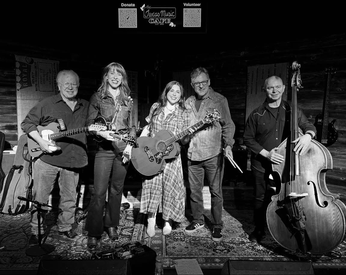 alicia daniel tweet media