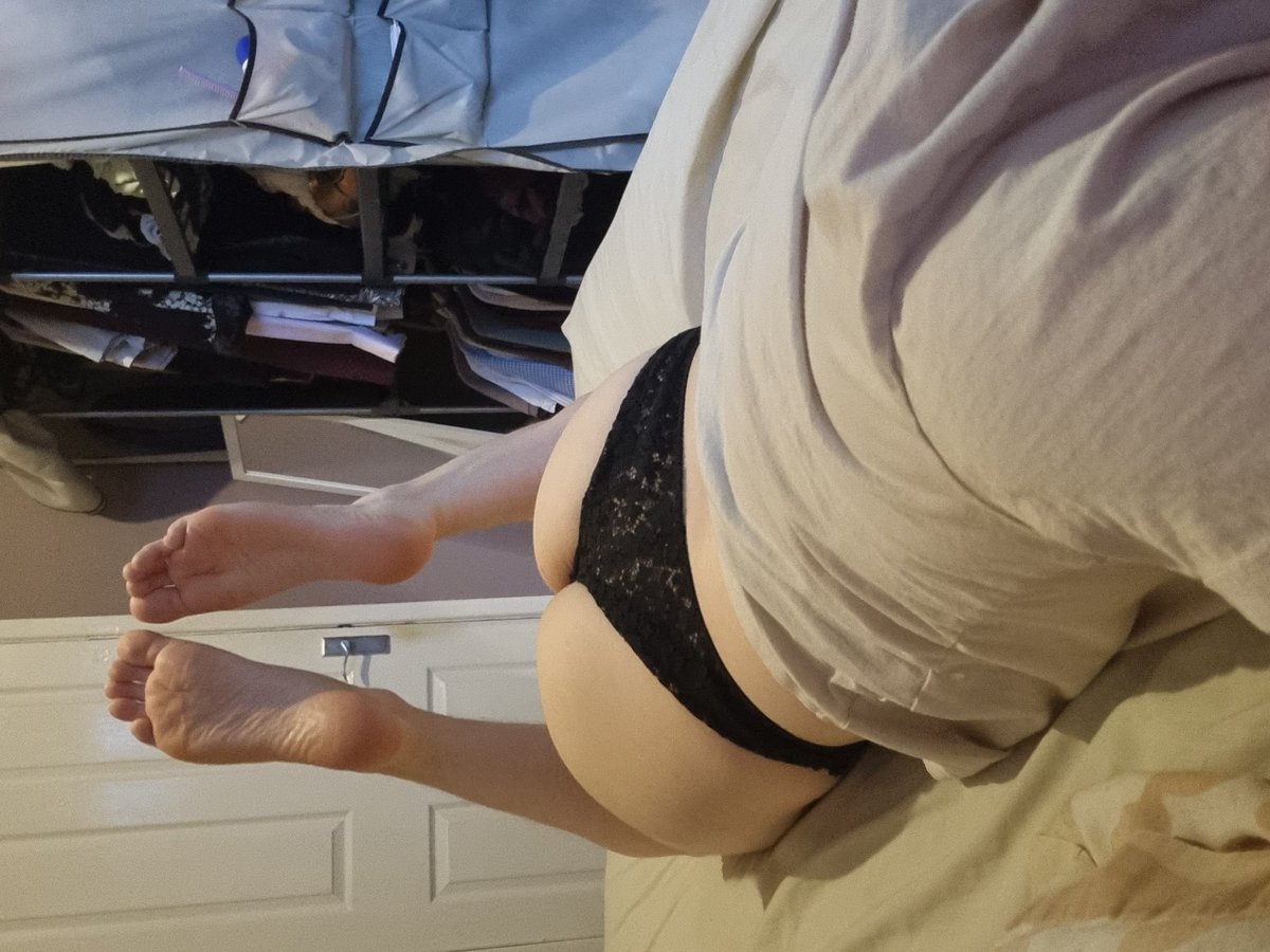 Feet 👣 And Booty 🍑