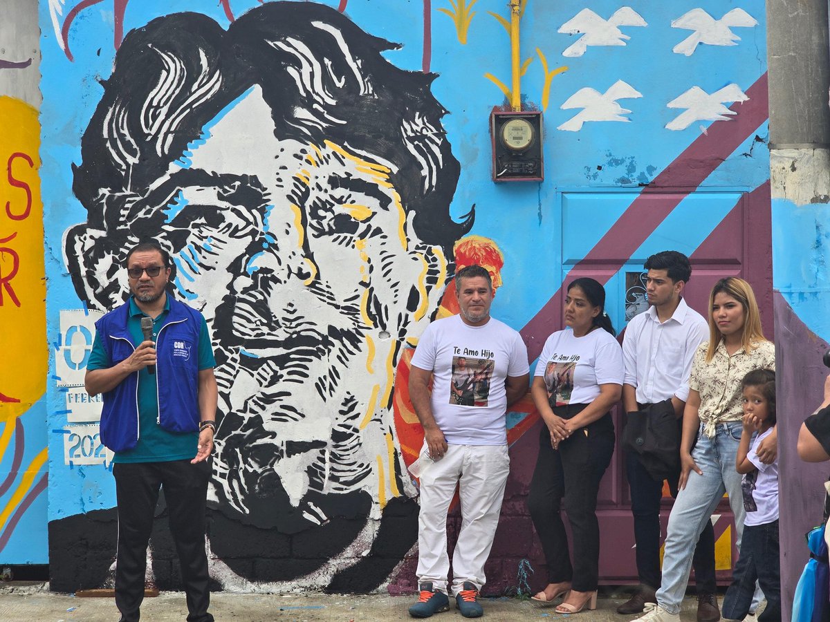 LaPeriodicanet's tweet photo. [Cobertura] A un año de su muerte, la familia de Carlos Javier Vega, de 19 años, la primera víctima del conflicto armado interno en Ecuador, lo recordó con una misa y un mural en el barrio Cuba, el domingo 16 de febrero en Guayaquil.
✍🏾 y 📸📽️ @KarolNorona
📸 Andrés Loor @CDHGYE https://t.co/qwLHZP7znJ