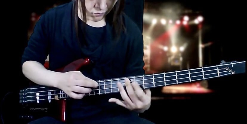 LeonaJ822's tweet photo. #TAKATube
#弾いてみた
#GALNERYUS
#TheFollower

ついて行けて幸せ
音も、人も✨

♥️🎸♾️

誰の為にも得にもなら無いのにベース弾いてみた　GALNERYUS(ｶﾞﾙﾈﾘｳｽ) Followers ベースソロ編
https://t.co/Vy8RvGk5mo https://t.co/HFkWFJ2raf