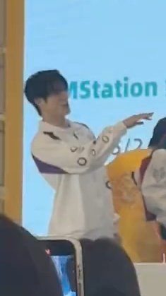 jjarchiv's tweet photo. 250218 fansign © _阿桃桃酱

jeno’s reaction seeing princess jaemin 😏💅🏻

https://t.co/K2TeqmBXi1 https://t.co/SYltpHZ3Fl