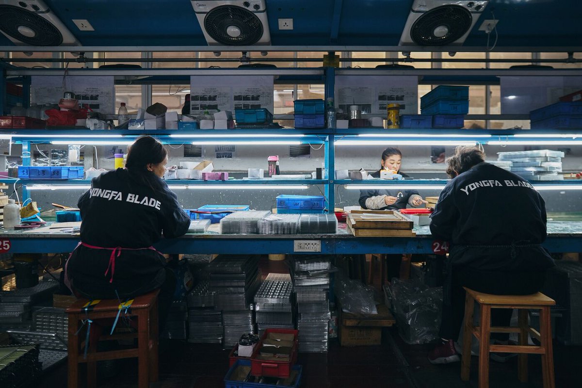 Together, <a href="/spencersoper/">Spencer 'tweets 4 free' Soper</a>, <a href="/ClaireYChe/">Claire Che</a> &amp; I take you to the Chinese factory producing random items for Temu, the HQs of its parent PDD, and homes of American buyers. 
bloomberg.com/features/2025-…