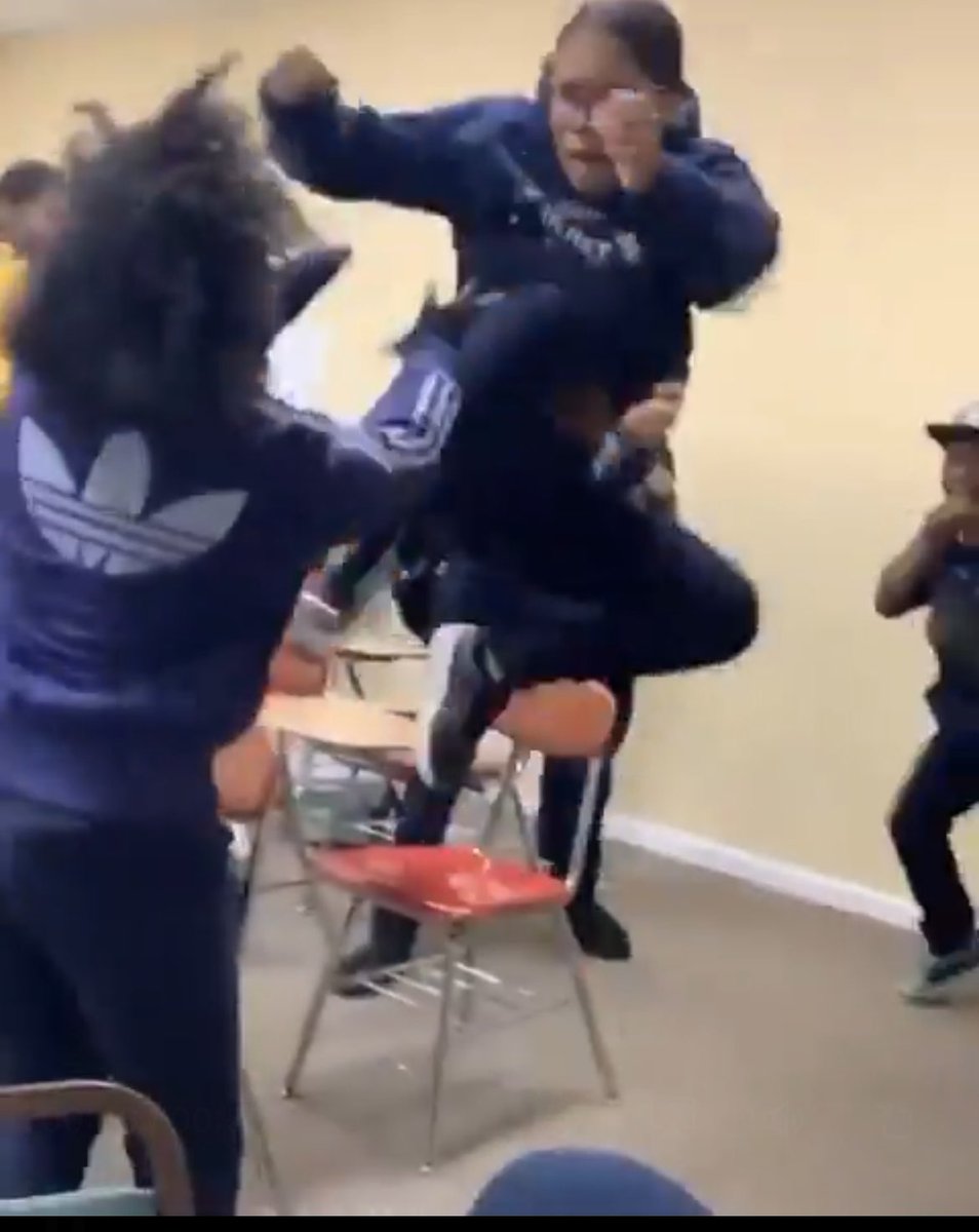 EMKonX's tweet photo. @GirlFightTv_ her ass got up there tho😂😂 https://t.co/T8RB1ONgjW
