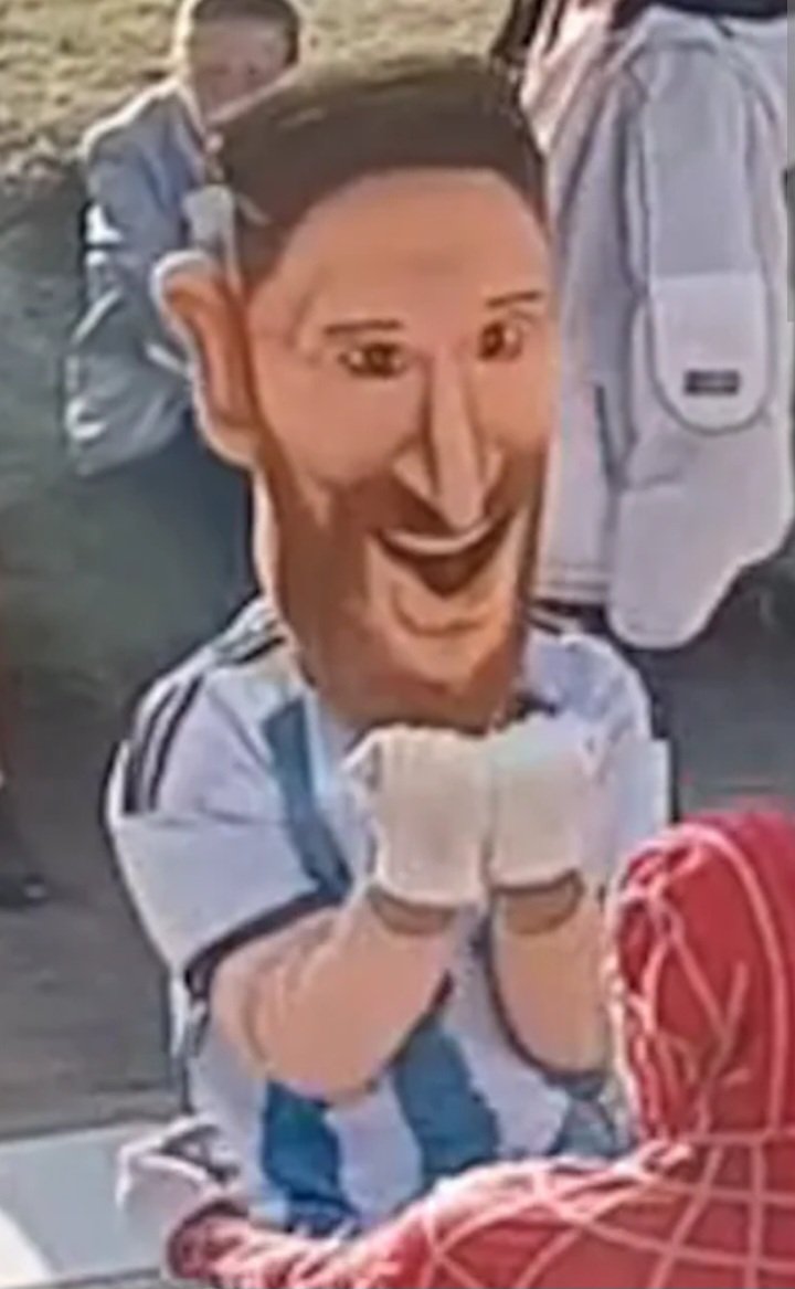 Tenés 2 años de edad, te llevan al trencito de la alegría y te trauman de por vida diciéndote que este muñeco hidrocefálico, es Messi...
