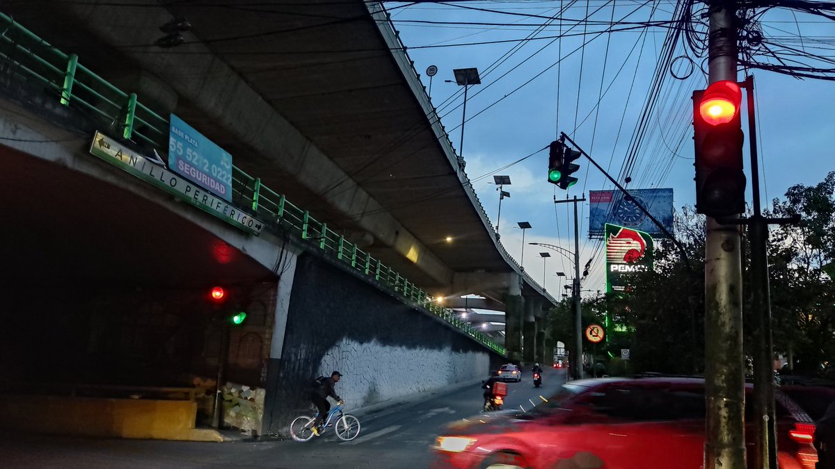 Tokisbego's tweet photo. Hola, podría solicitar la reparación del semáforo ubicado en Calle 4 y anillo periférico en San Pedro de los pinos, ya que parece que todos tienen verde, esto puede ocasionar un accidente. @LaSEMOVI , @C5_CDMX , @OVIALCDMX @SSC_CDMX https://t.co/LLYIWHO2Di