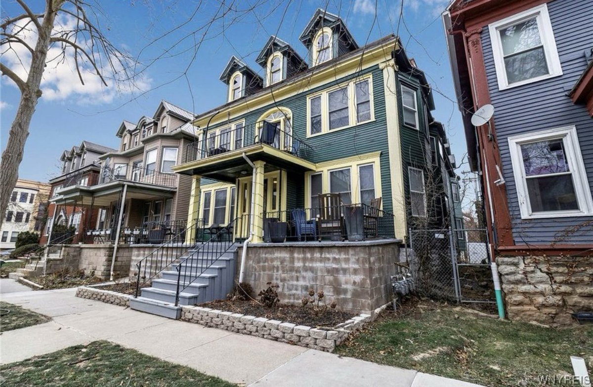 chazelet_'s tweet photo. I cannot handle seeing more millennial grey houses 😭 https://t.co/GYqlUWgXj3