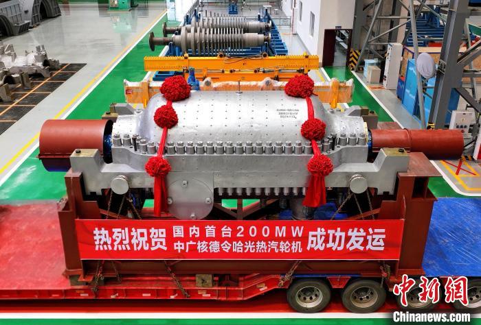 PDChinese's tweet photo. 【中國國內首台200兆瓦光熱汽輪機發運】18日，由中國企業自主研製的國內首台200兆瓦光熱汽輪機從四川德陽發運，將應用於全球單體規模最大塔式光熱項目——位於青海的中廣核德令哈100萬千瓦光熱儲一體化項目。項目建成投產後年上網電量可達18億千瓦時，每年可節約標準煤55萬噸，減少二氧化碳排放130萬噸。 https://t.co/Wvk0OyJUlu