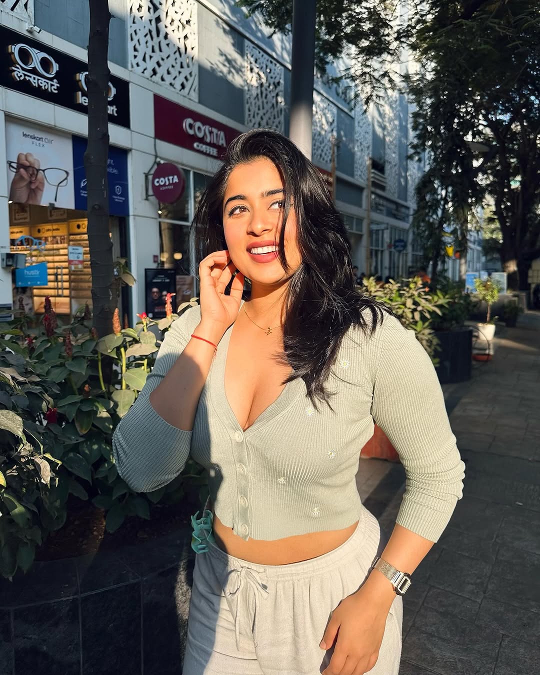 GkHxhqCaAAIG6hz?format=jpg&name=large