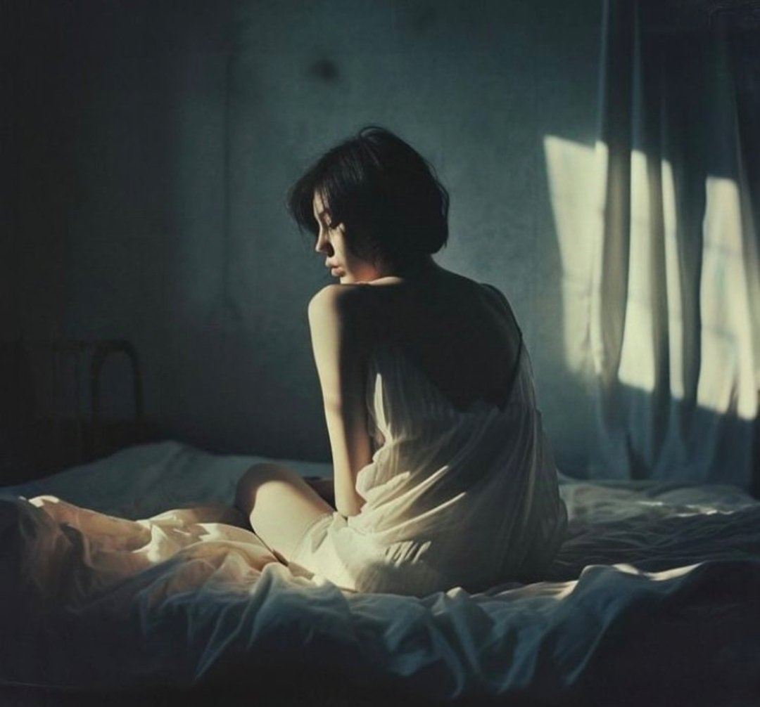 Mes pensées la caressaient
Mon esprit vagabondait jusque dans son sommeil
Visiteur silencieux de ses rêves
Je la regardais si intensément
que parfois elle s'éveillait au cœur de la nuit
Elle venait me rejoindre
alors d'autres rêves s'ouvraient à nous