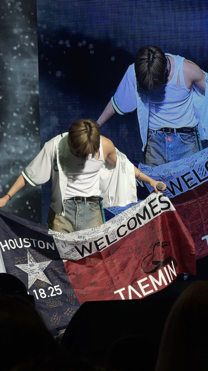 H0PEYE0N's tweet photo. taemin and the texas flag!!! 

#Taemin 
#Ephemeral_Gaze_in_Houston https://t.co/91gUoK4lDJ