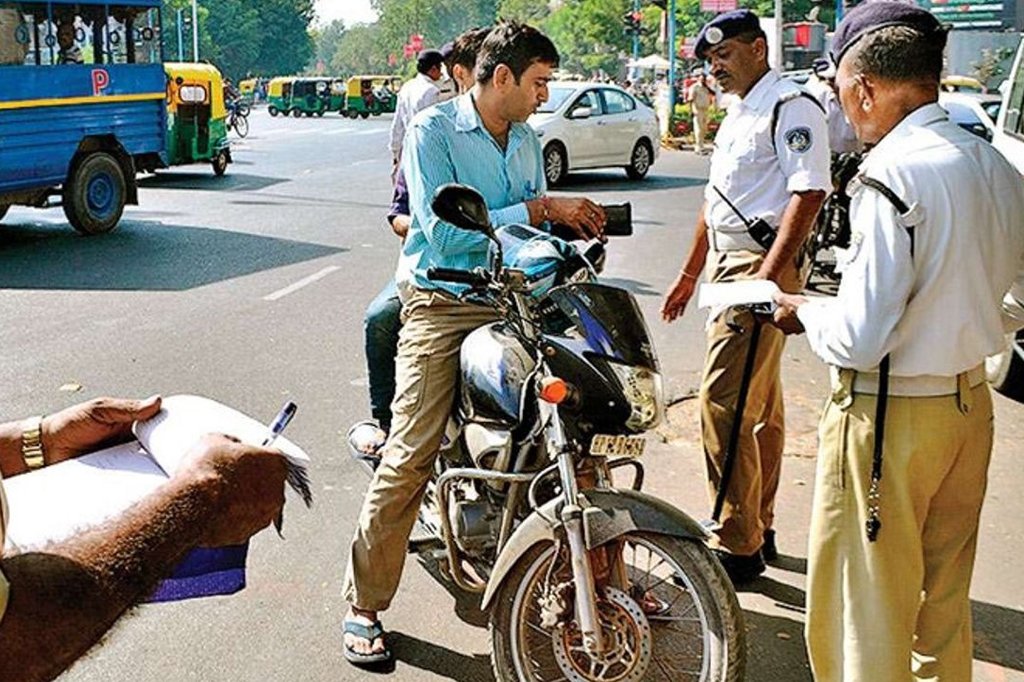 NewsCapitalGJ's tweet photo. રાજકોટમાં ટ્રાફિટ નિયમ તોડનારાઓ પર RTO વિભાગની લાલઆંખ... 50 લોકોના લાયસન્સ 3 મહિના માટે સસ્પેન્ડ

વધુ માહિતી માટે વાંચો ⬇:

https://t.co/FiOKIVwtZL

#RajkotTraffic #RTORules #TrafficViolations #LicenseSuspended #RoadSafety #FollowTrafficRules https://t.co/UGEon8EoWn