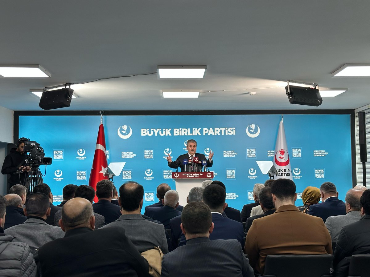 Genel Başkanımız Sayın <a href="/Mustafa_Destici/">Mustafa Destici</a>, genel merkezimizde düzenlediği basın toplantısında ülke ve dünya gündemini değerlendirdi.

#BirliğinveKardeşliğinKalesi 🇹🇷