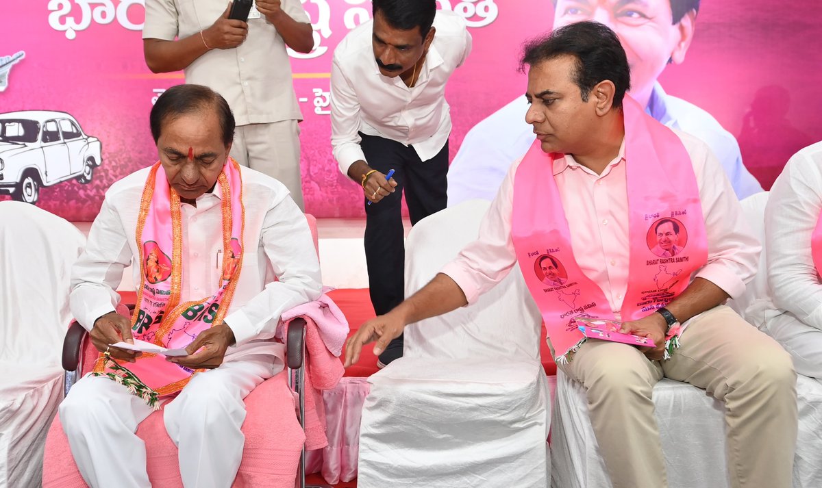 బీఆర్ఎస్ అధినేత కేసీఆర్ గారి అధ్యక్షతన తెలంగాణ భవన్‌లో ప్రారంభమైన బీఆర్ఎస్ పార్టీ విస్తృత స్థాయి కార్యవర్గ సమావేశం.

ఈ విస్తృత స్థాయి సమావేశానికి పార్టీ వర్కింగ్ ప్రెసిడెంట్ కేటీఆర్‌తో పాటు పార్టీ రాష్ట్ర కార్యవర్గం, జిల్లా పార్టీ అధ్యక్షులు, ప్రస్తుత మరియు మాజీ ఎంపీలు, శాసన