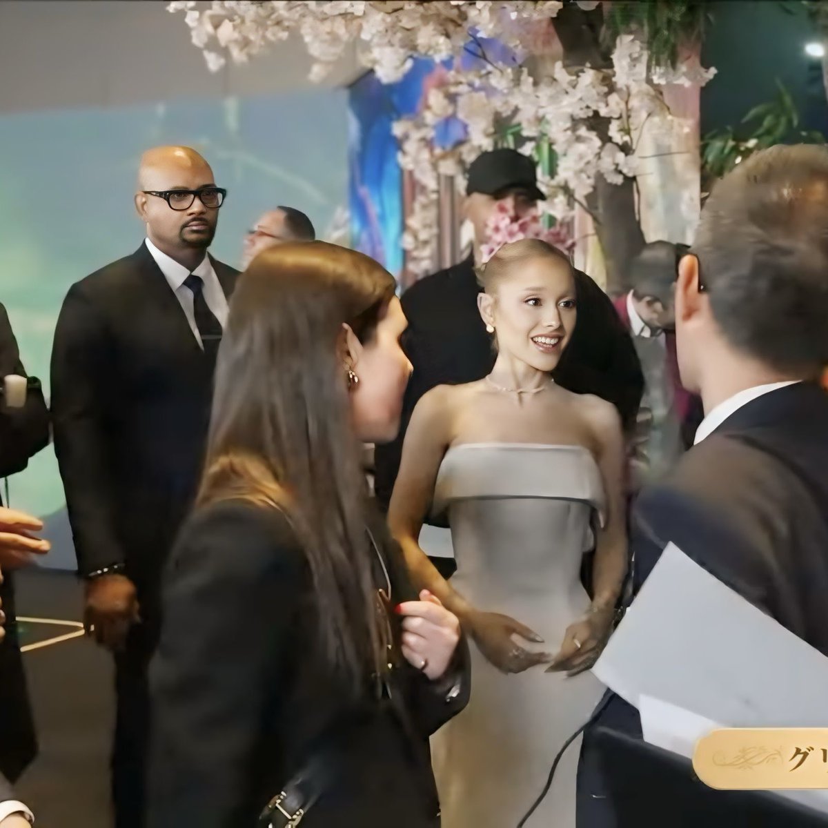 ニホン、ダイスキデスー！」 とカメラに向かって日本語を話してくれ