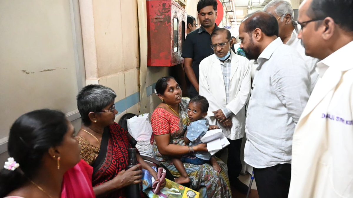 satyakumar_y's tweet photo. విజయవాడలోని ప్రభుత్వ సర్వజన ఆస్పత్రి(జీజీహెచ్)లో ఆకస్మిక తనిఖీలు చేశాను. ఎమెర్జెన్సీ విభాగంతోపాటు ఆర్థో, ఈఎన్టీ విభాగాలను పరిశీలించాను. రోగులతో నేరుగా మాట్లాడి వారికి అందుతున్న చికిత్స గురించి తెలుసుకున్నాను. 

డాక్టర్లతో మాట్లాడి వైద్య సదుపాయాల వివరాలు తీసుకున్నాను. రోగులకు అందిస్తున్న ఆహారం నాణ్యతను పరిశీలించాను. అత్యవసర మందులు అందుబాటులో ఉంచుకోవాలని, మందుల కొరత లేకుండా చూసుకోవాలని, ప్రజలకు ఎలాంటి ఇబ్బందులు ఎదురుకాకుండా ముందు జాగ్రత్తలు తీసుకోవాలని సూచించాను.
#vijayawada #GGH #AndhraPradesh #NDA @BJP4Andhra @JaiTDP @JanaSenaParty @ArogyaAndhra
