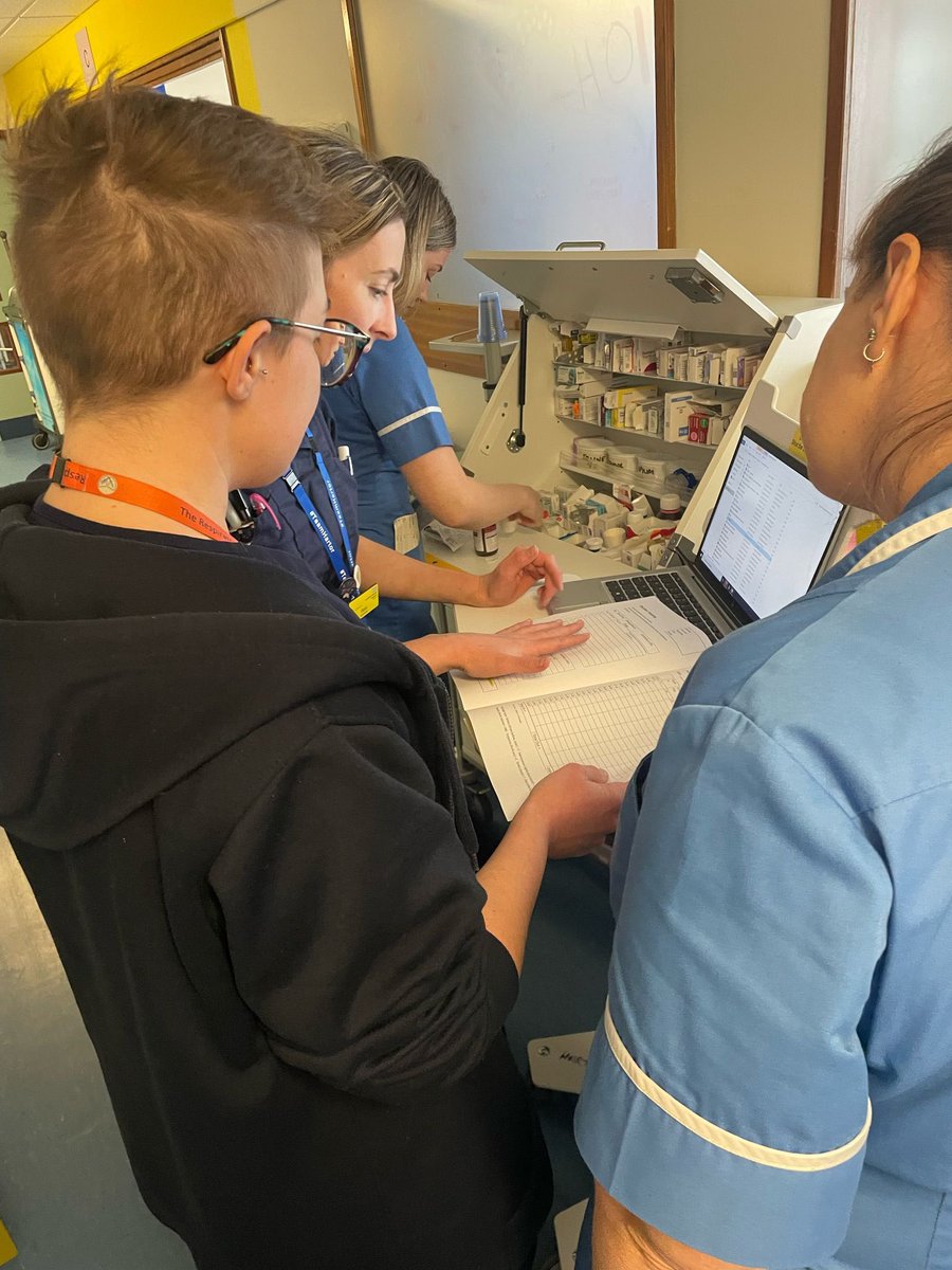 RespiratoryUHP's tweet photo. Our TACP @Esrun91 providing adhoc education on her new QIP 🩻🫁.  We were able to put the chart into action yesterday on Hartor ward 💪 @matron_mike @harrietsarahhh https://t.co/e9DDJ80Jzc