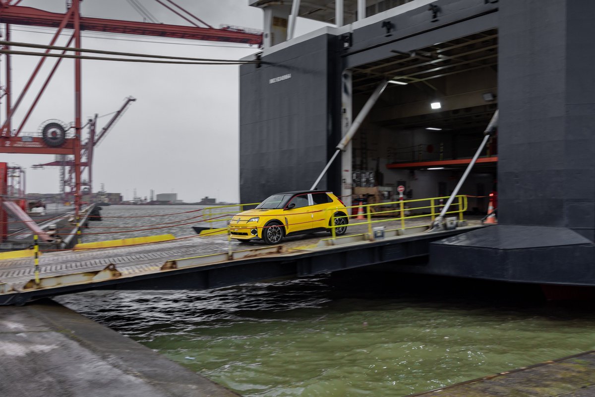 autocar's tweet photo. The first Renault 5s have landed in the UK! Will you be buying one? 🤔 https://t.co/UR8ITHsEsg