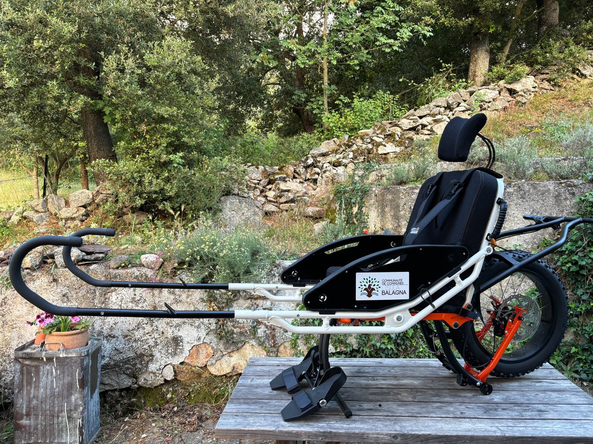 CCIRB's tweet photo. Randonnée pour tous : la CCIRB s’engage ! 
Une joëlette (fauteuil tout-terrain pour les PMR) est dispo. Pour l’utiliser, une formation est nécessaire !  
📢guides, assos, randonneurs motivés…  1 journée de formation gratuite vous intéresse ?  
Contactez-nous 👉 mcg@ccirb.fr https://t.co/urPp46CHO9