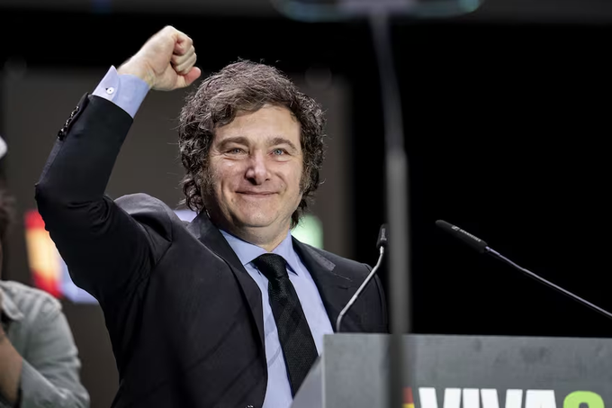 PabloEvans0's tweet photo. En 2023, Argentina estaba al borde del colapso:

- Banco central con una deuda de 12.000 millones de euros
- 50% de la población viviendo en la pobreza
- Inflación del 7.500%.

Entonces llegó Javier Milei.  Y en sólo 11 meses lideró una recuperación económica histórica.

He aquí cómo: