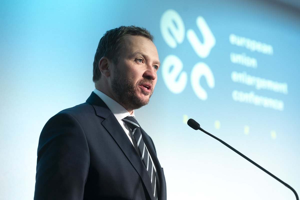 ICDS Tallinn (@icds_tallinn) on Twitter photo Sometimes I feel that in corridors in Brussels, there is political will but there are too many arguments against enlargement. Now is no time for arguments, but for political decisions.
If we're not enlarging, other interests will enter Europe.
<a href="/Tsahkna/">Margus Tsahkna</a> #EUECTallinn2025 Sometimes I feel that in corridors in Brussels, there is political will but there are too many arguments against enlargement. Now is no time for arguments, but for political decisions.
If we're not enlarging, other interests will enter Europe.
<a href="/Tsahkna/">Margus Tsahkna</a> #EUECTallinn2025