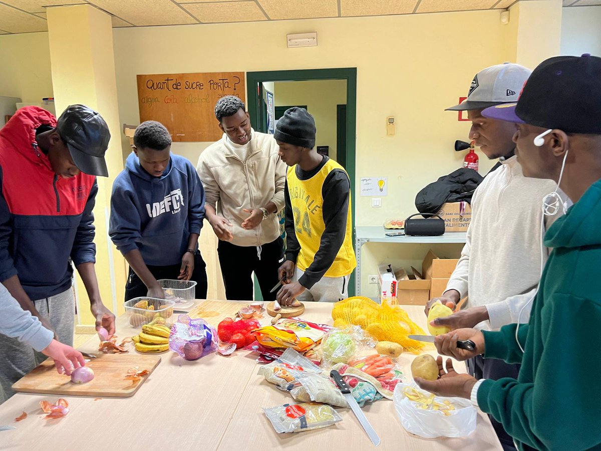 Hem començat la setmana amb un taller de cuina, fet pel grup del T'Acompanyo projecte subvencionat per
<a href="/fundlaCaixa/">Fundación ”la Caixa”</a> i <a href="/fundlaCaixaCAT/">Fundació ”la Caixa”</a> . On hem pogut cuinar receptes de diversos llocs. Estava tot boníssim 😋😁