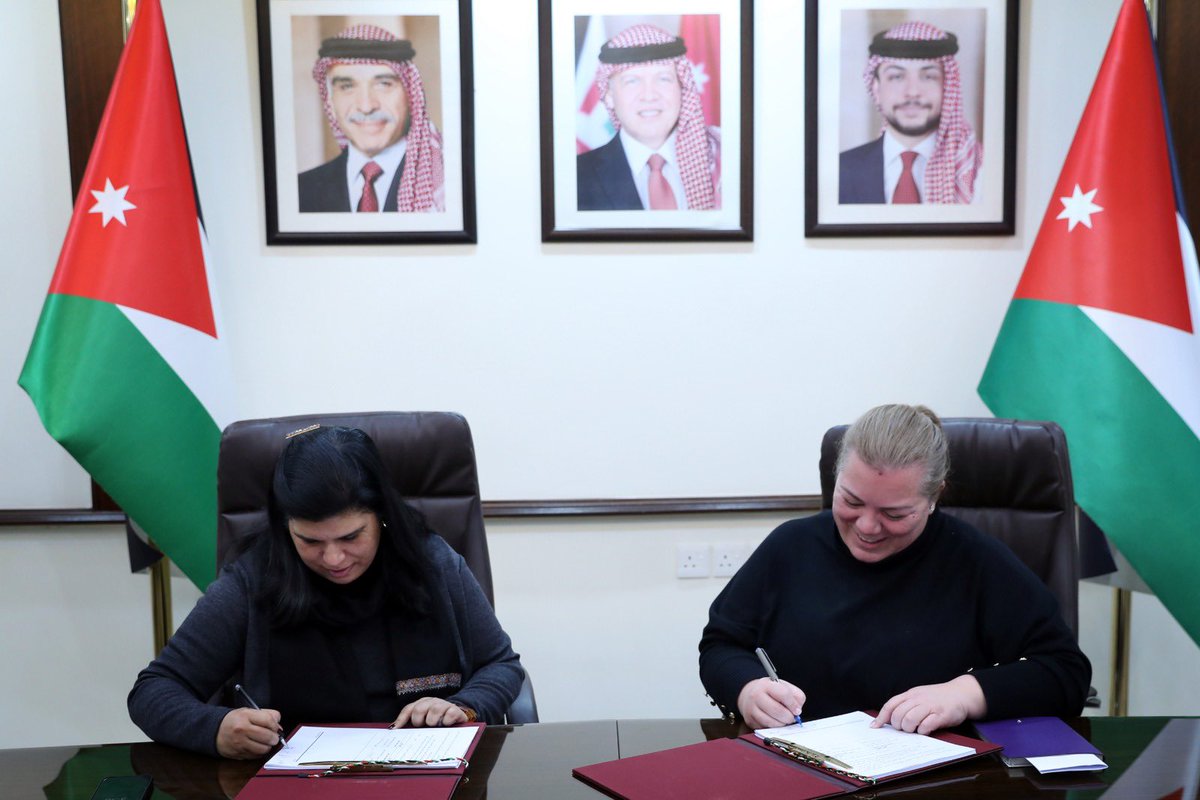 وقعت صاحبة السمو الملكي الأميرة سُميّة بنت الحسن المعظمة ، رئيس الجمعية العلمية الملكية، ووزيرة التخطيط والتعاون الدولي معالي زينة طوقان، اتفاقية تعاون لتنفيذ وإدارة مبادرة برنامج "إرادة" لعام 2025.

لمزيد من التفاصيل:

shorturl.at/9laoR

#الجمعية_العلمية_الملكية