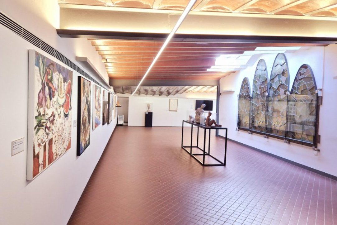 Per primera vegada, el <a href="/PalauGuell/">Palau Güell 🏛</a> presenta una selecció d’obres de la col·lecció d’art contemporani de la Fundació Güell. Un conjunt d'obres creades, des dels anys 80 fins avui, gràcies a la Beca d’Arts Visuals de la Fundació. 

📅 Fins a l’octubre
ℹ️ bit.ly/4341fWh