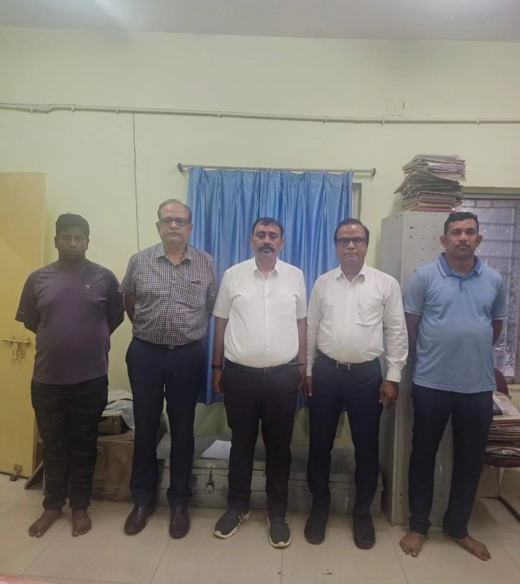 itsroshanksah's tweet photo. 5 ppl who were arrested (3 Employees of KIIT and 2 guards) are out in bail in less than an hour. 
#KIIT #KIITSUICIDE #KIITUniversity #JusticeForPrakriti https://t.co/4xCb7RgrrC