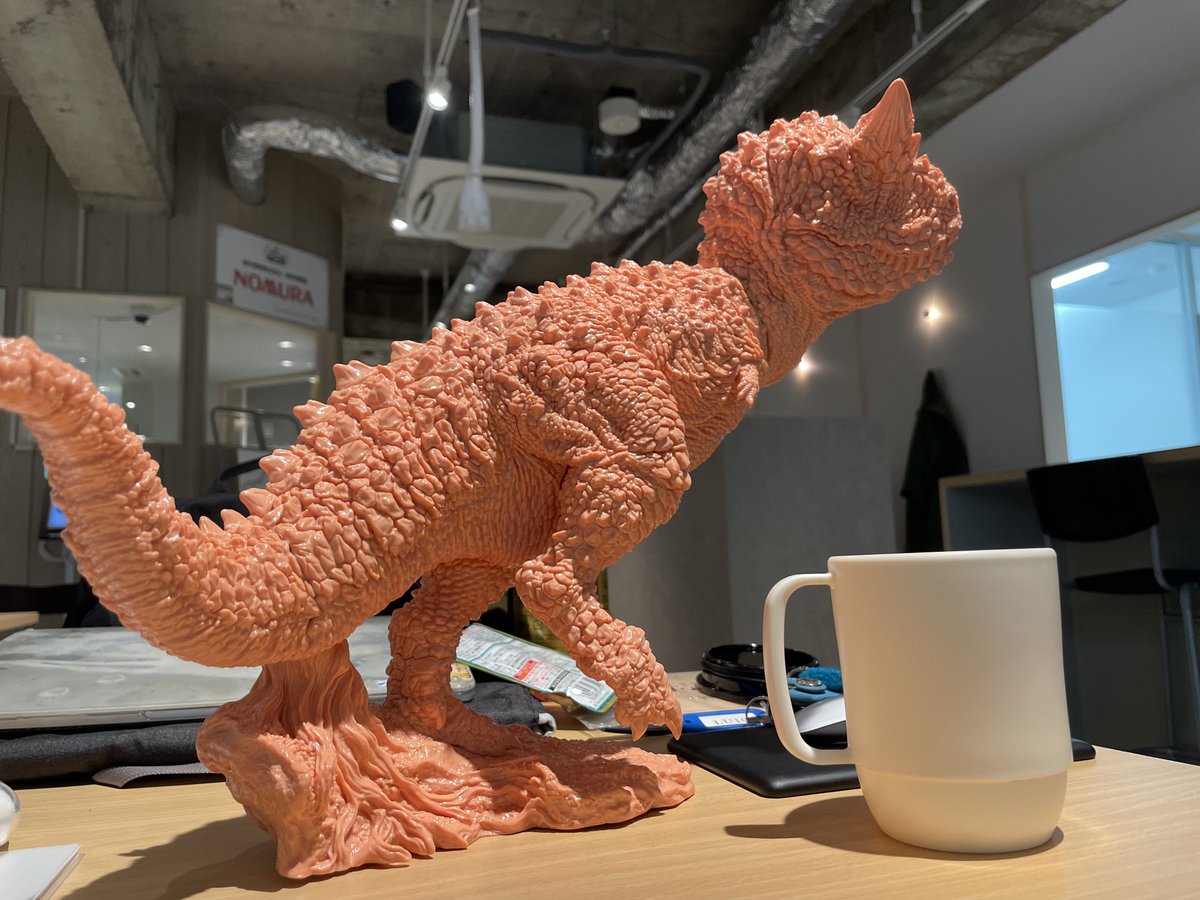 本日のカルノタウルス・ソフビキット画 職場で素組み見本を確認し