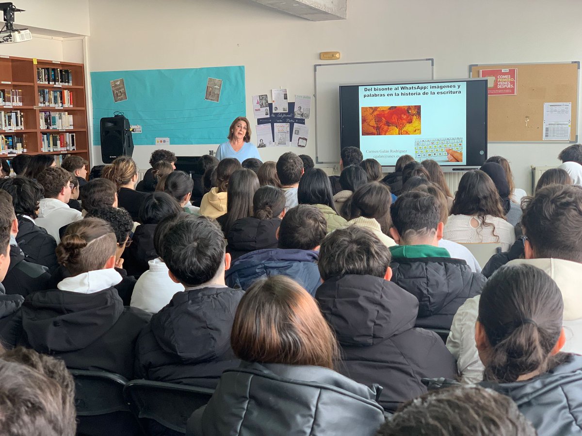 🐂📱 Ayer la profesora de Facultad de Filosofía y Letras <a href="/infouex/">UEx</a>, Carmen Galán, visitó el <a href="/iesalbalat/">IES Albalat</a>  con la  charla "Del bisonte al WhatsApp" 

🎙Además, ¡nuestra investigadora fue entrevistada para la radio escolar! 
 #circularscience #g9science4all