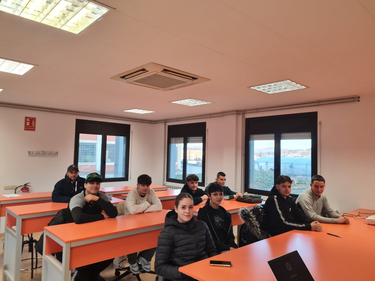 El <a href="/CCSolsones/">Consell Comarcal del Solsonès</a> i l’<a href="/easolsones/">Escola Agrària del Solsonès</a> impulsen un programa de formació ocupacional dual en el sector forestal. Nou persones en situació d’atur combinen la formació teòrica amb pràctiques remunerades en set empreses de treballs forestals per cobrir les necessitats de mà d'obra #Solsonès