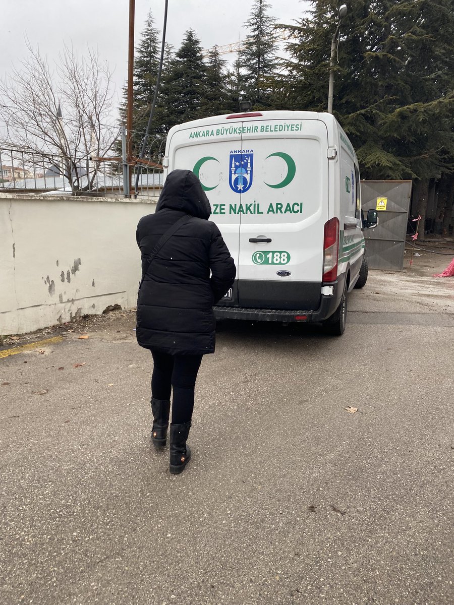 Hayvan düşmanı hesaplarının hedef göstermesinden sonra evi yanan ve kendisi de evinin içinde feci bir şekilde yanarak can veren 81 yaşındaki Ülker Güleryüz teyzenin cenazesini adli tıptan alıyoruz.

Kimsesi olmadığı bildirilen can dostu teyzemizi sahipsiz bırakmıyoruz. Bütün can