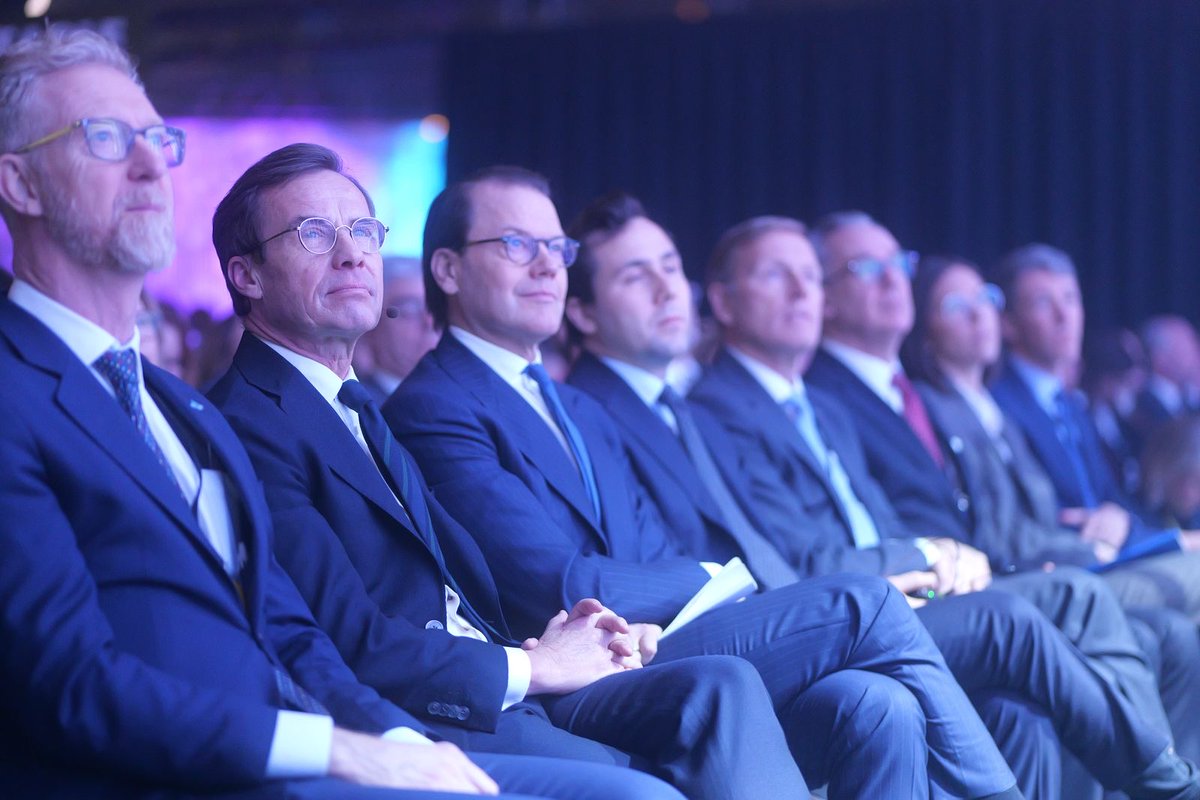 Utrikesdepartementet (@utrikesdep) on Twitter photo Idag stĂ„r <a href="/SwedishPM/">Ulf Kristersson</a> vĂ€rd för regeringens internationella investeringskonferens Join Sweden Summit som samlar över 600 internationella och svenska företag, investerare och beslutsfattare. Ăven H.K.H. Prins Daniel och flera statsrĂ„d i regeringen medverkar.
Konferensen syftar till Idag stĂ„r <a href="/SwedishPM/">Ulf Kristersson</a> vĂ€rd för regeringens internationella investeringskonferens Join Sweden Summit som samlar över 600 internationella och svenska företag, investerare och beslutsfattare. Ăven H.K.H. Prins Daniel och flera statsrĂ„d i regeringen medverkar.
Konferensen syftar till