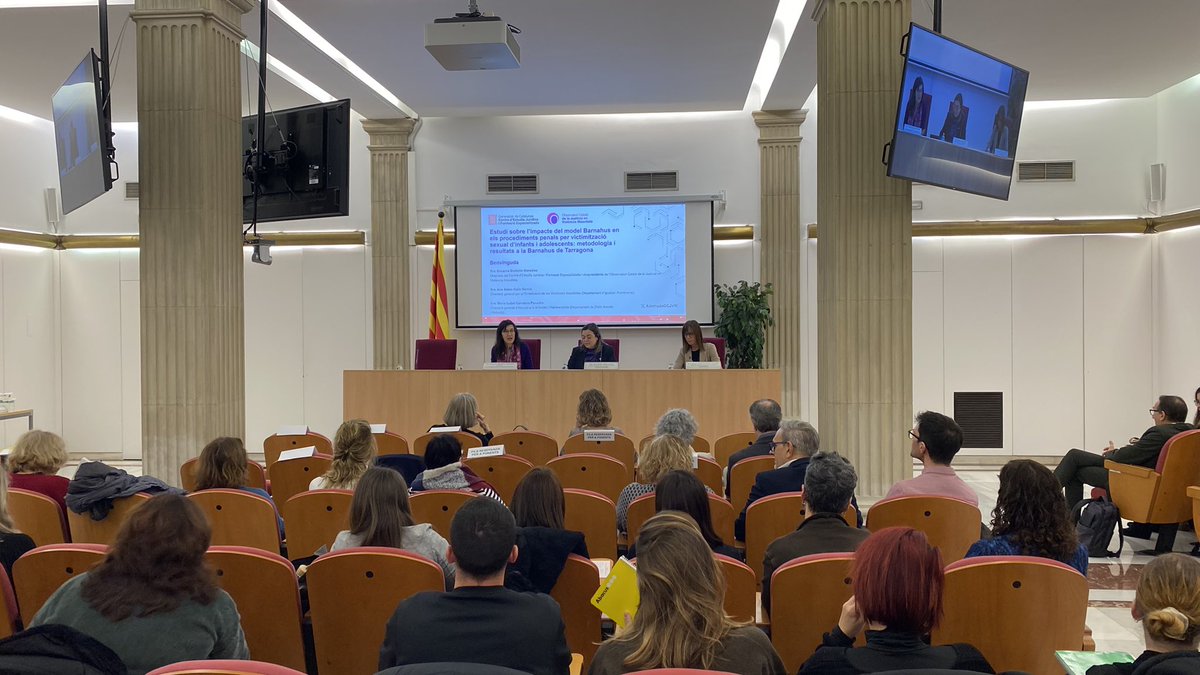 🟣 Iniciem la jornada de presentació de l’estudi sobre l’impacte del model Barnahus amb la benvinguda de <a href="/BodelonEncar/">encarna bodelon</a> anunciant les diverses formacions que impartirà l’Observatori sobre el model i les diverses temàtiques relacionades amb les violències masclistes 
#jornadaOCJVM