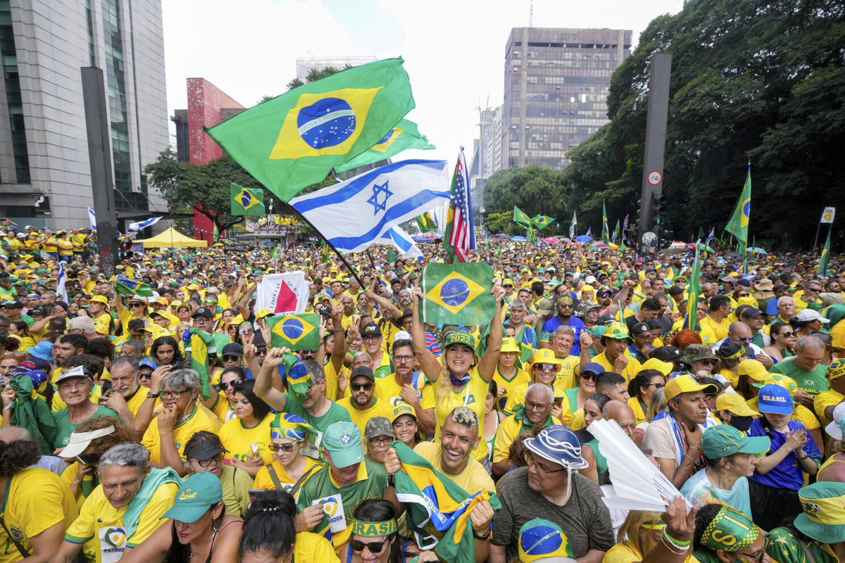 MarioNawfal's tweet photo. 🇧🇷 Has Brazil weaponized the legal system against Bolsonaro?

We know they did it against Elon and X… and even I was investigated.

The new charges against Bolsonaro accusing him of a coup 2 years ago—feels very similar to the hush money trial in the U.S. against Trump.

Just weeks before @jairbolsonaro is set to launch massive nationwide rallies.

It’s as though the left, when threatened, goes directly for the same playbook: lawfare, endless investigations, and strategic indictments timed to crush opposition right before major political moments.

Sound familiar?